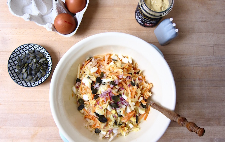 Biomittagspause: Raspelsalat mit Ei und Estragonsenf-Dressing