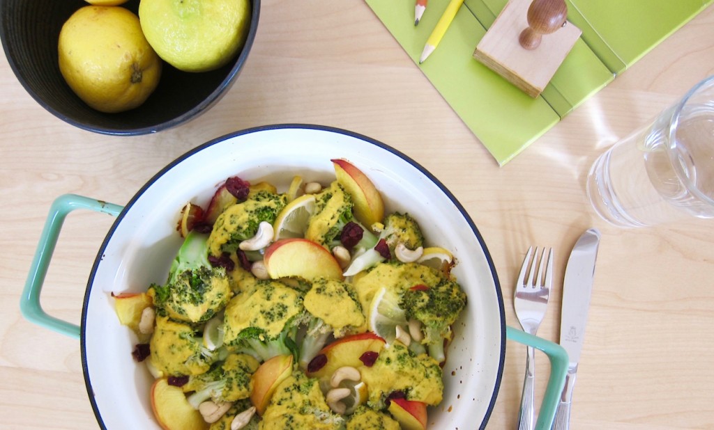 Bio-Mittagspause: In Curry Hummus gebackener Brokkoli mit Nektarinen