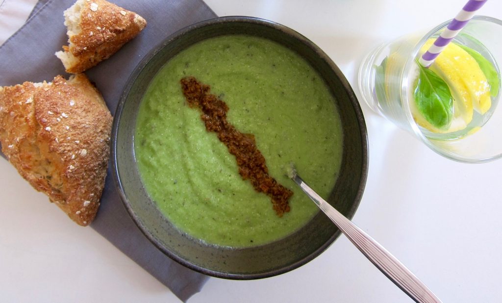Bio-Mittagspause im Büro: Veganer Suppen-Smoothie mit Zucchini und Cashews