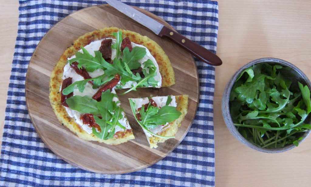 Bio-Mittagspause: Erdäpfel-Pizza mit getrockneten Tomaten und Rucola